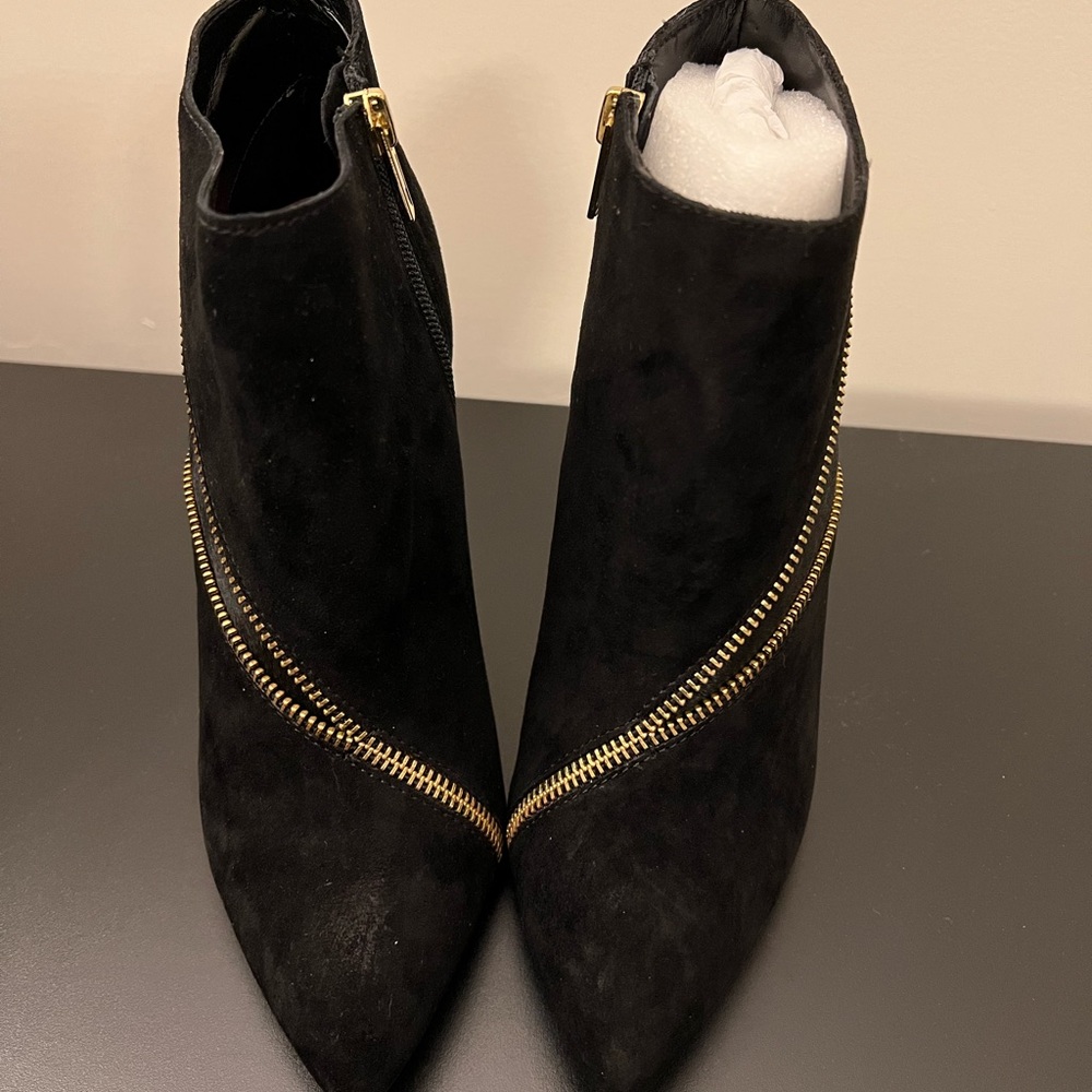100% new Renvy Black suede/black zipp boots.